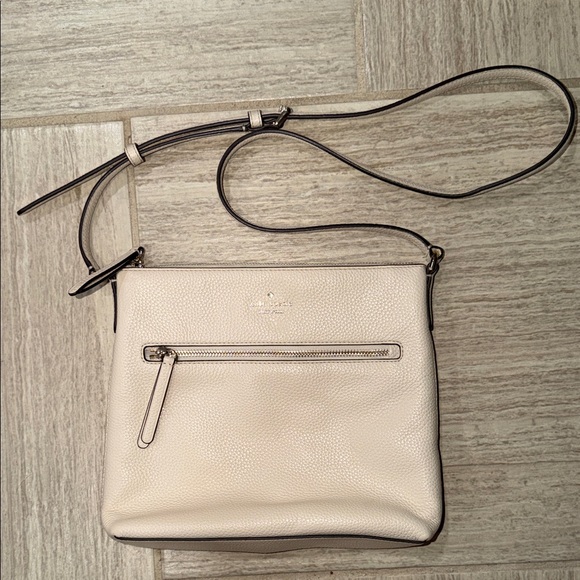 kate spade Handbags - Kate Spade Cream Crossbody Bag
